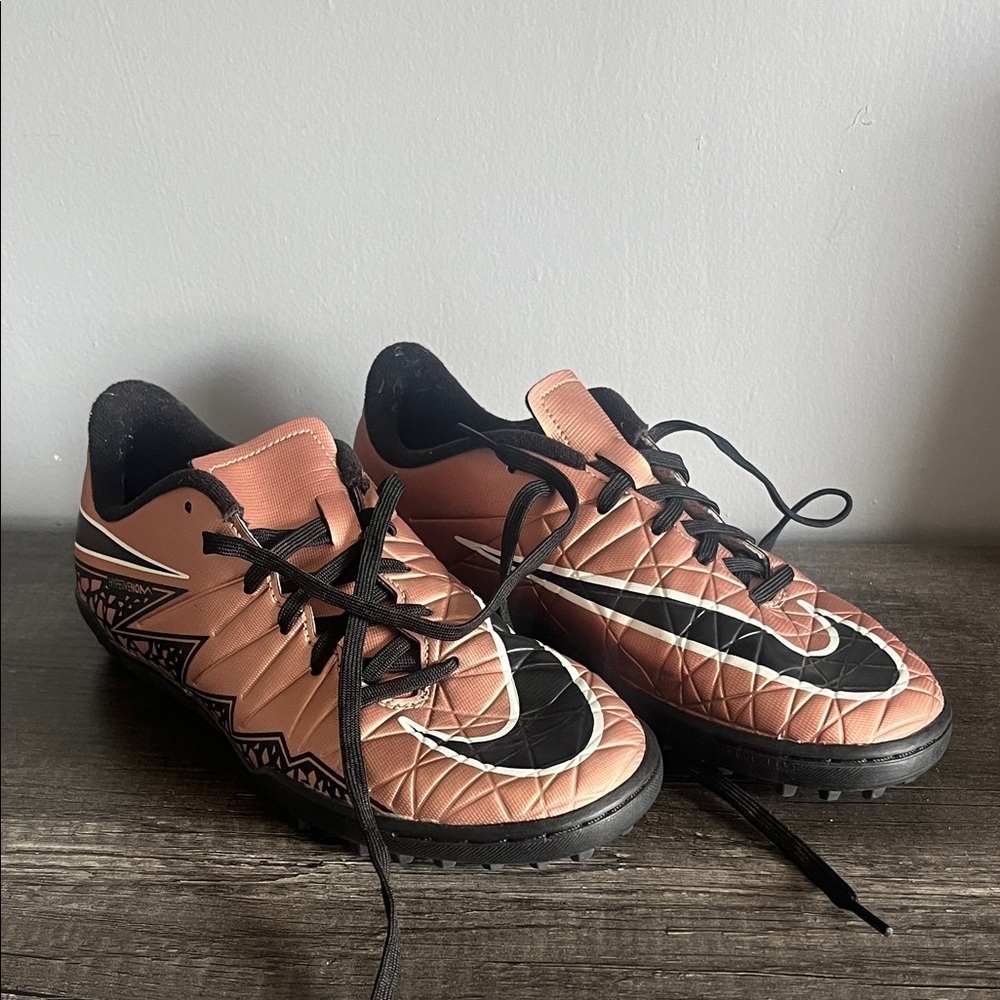 Nike Sneakers - Black and pink 5Y